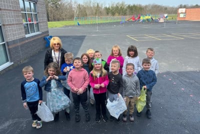 Kindergarten - Earth Day! Keeping our school grounds litter-free!